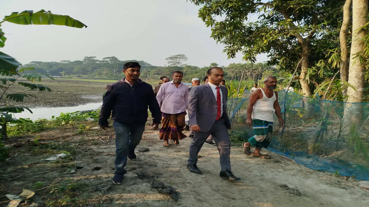 জনদুর্ভোগ কমাতে মাঠে নেমে পায়ে হেঁটে জনগণের পাশে উপজেলা প্রশাসনের কর্মকর্তা।