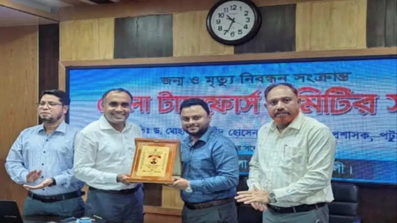 জন্ম-মৃত্যু নিবন্ধন   টানা দুইবার সেরা ইউএনও গলাচিপার ইজাজুল হক