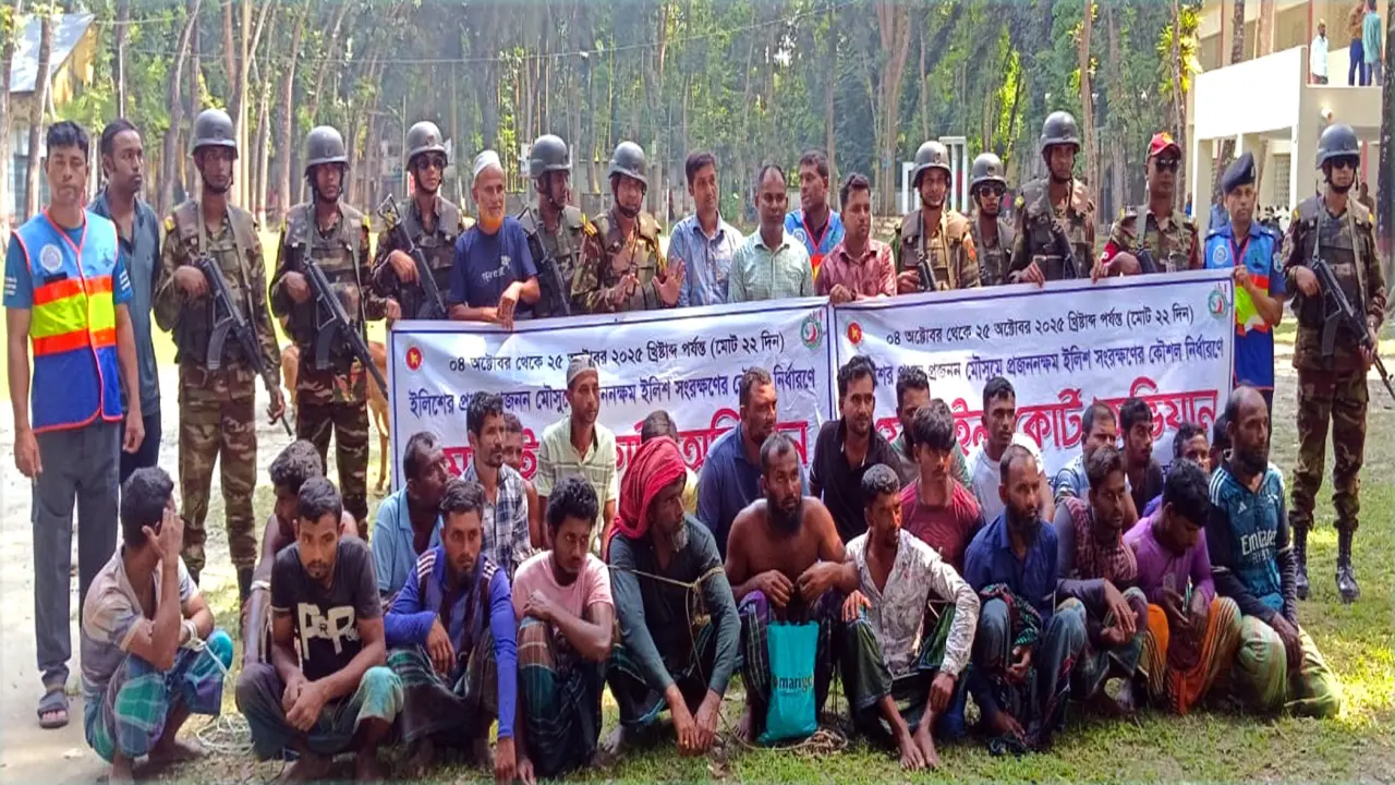 জরিমানায় মুক্ত যৌথ   অভিযানে আটক ২৭  জেলে