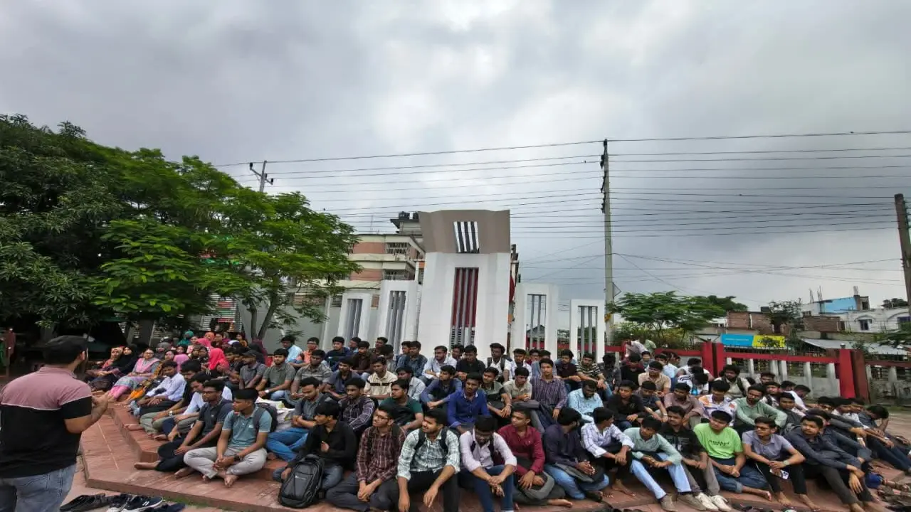 জুলাই গণঅভ্যুত্থান দিবস উপলক্ষে যবিপ্রবিতে ‘মম শির ২৪-এর অভ্যুত্থান’ ম্যাগাজিন বিতরণ