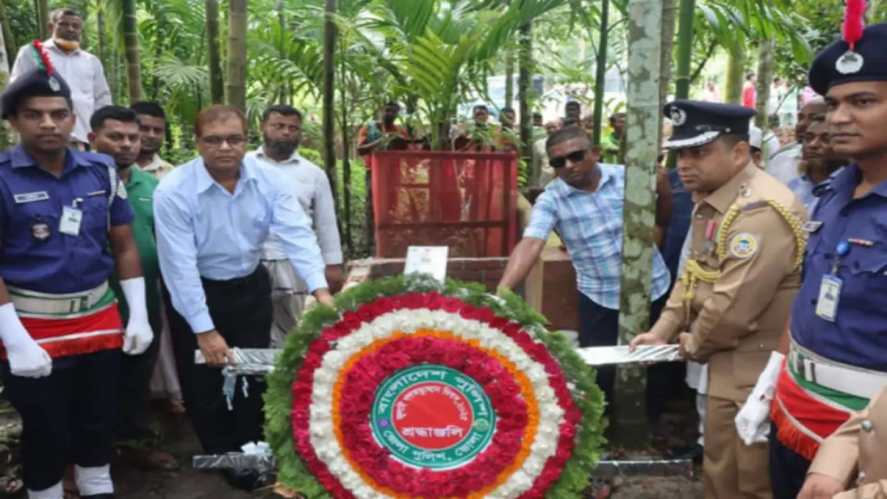 জুলাই গণঅভ্যূত্থান দিবস উপলক্ষে ভোলা জেলা প্রশাসন ও পুলিশ সুপারের পক্ষ থেকে শহীদদের প্রতি শ্রদ্ধা নিবেদন