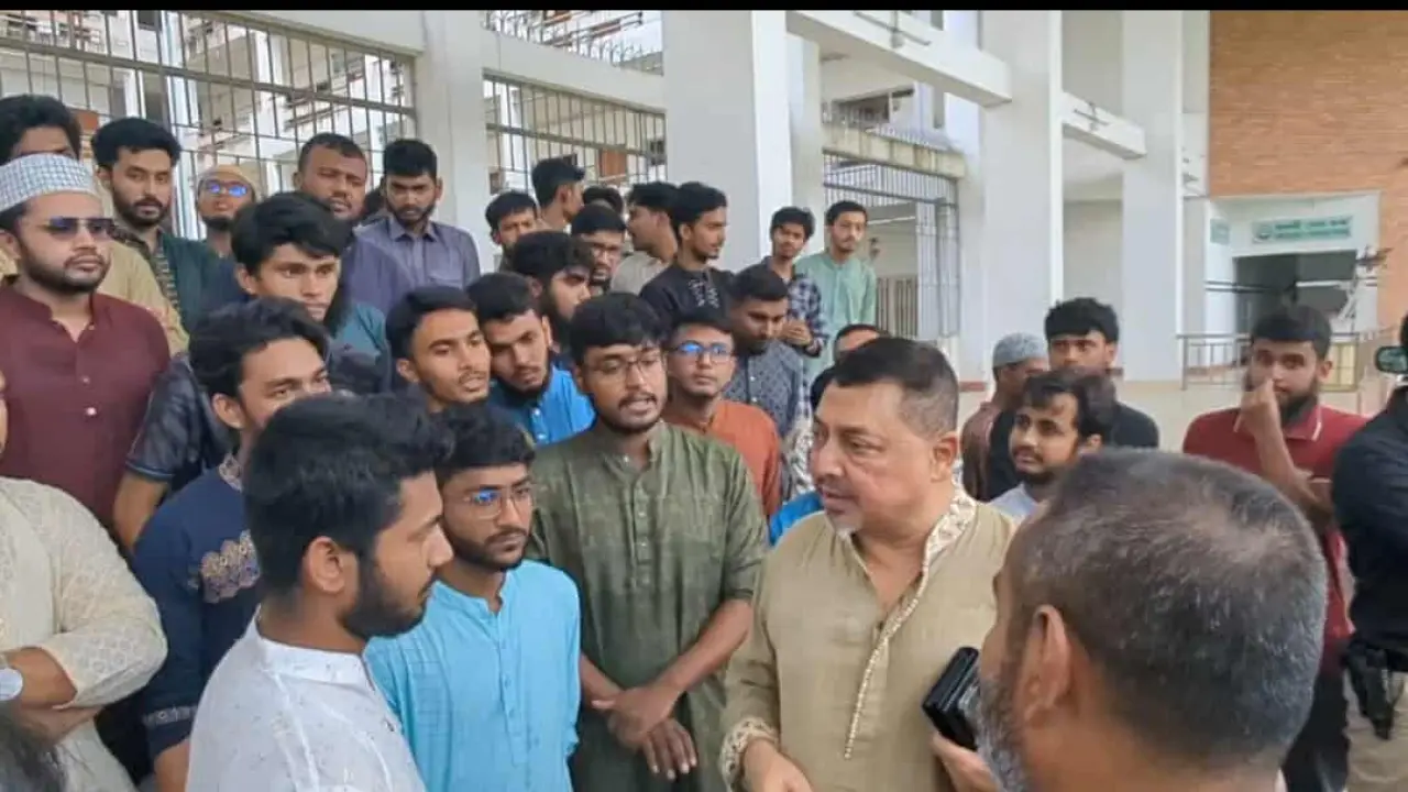 জুলাইয়ে হামলাকারীদের বিচার দাবিতে বিক্ষোভ-মিছিল, স্বরাষ্ট্র সচিবের আশ্বাসে ফিরল শিক্ষার্থীরা