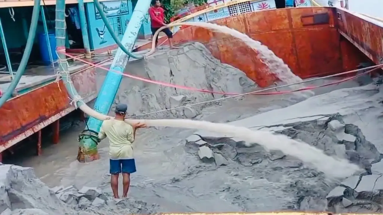 কালাবদর ও তেতুলিয়া নদীতে রাতের আঁধারে চলছে কোটি কোটি টাকার অবৈধ বালু ব্যবসা, প্রশাসন নীরব।