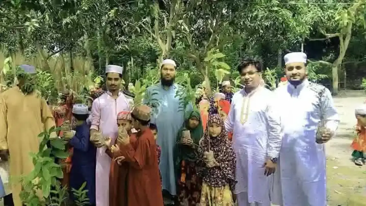 কেশবপুরে বীর মুক্তিযোদ্ধা পিতার রুহের মাগফিরাত কামনায় চারা বিতরণ।