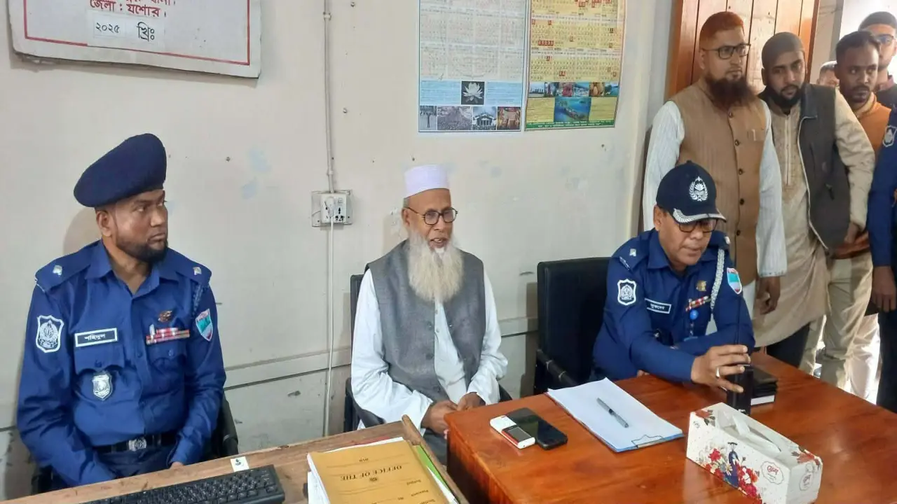 কেশবপুরে নবনির্বাচিত এমপি অধ্যাপক মুক্তার আলীর থানার পুলিশ কর্মকর্তাদের সাথে মতবিনিময়।