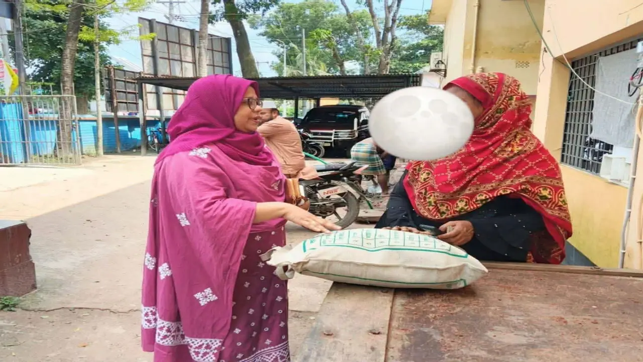 কেশবপুরে অবহেলিত নবজাতক প্রসূতির পাশে ইউএনও