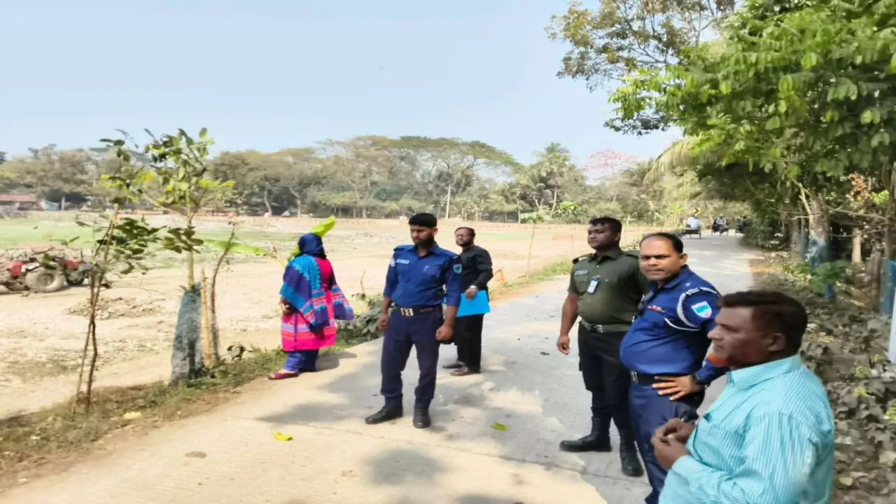 কেশবপুরে  সরকারি নিষেধাজ্ঞা অমান্য করে দিন দুপুরে মাটি কাটায়  দন্ড।