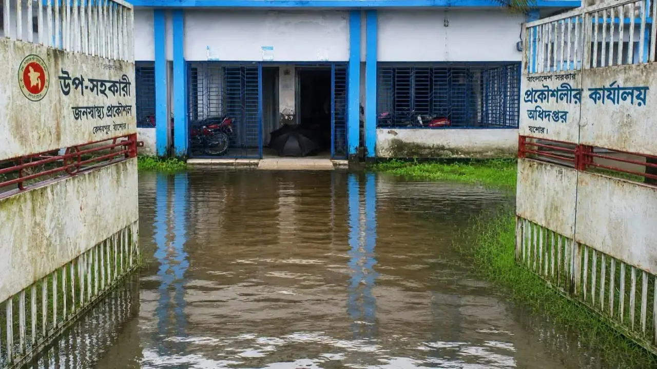 কেশবপুরে ভারী বৃষ্টিতে সরকারি দপ্তরের প্রবেশপথ তলিয়ে, দুর্ভোগে সেবাগ্রহীতা