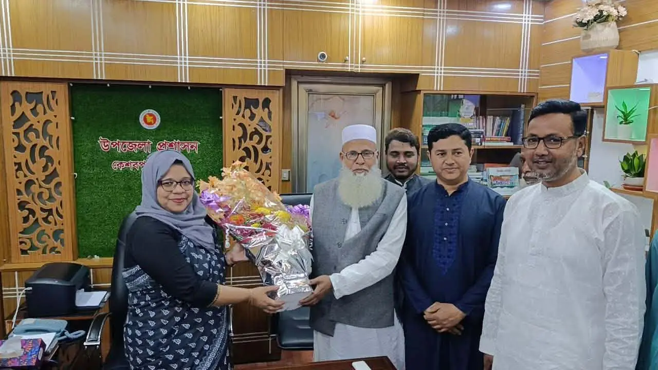 কেশবপুরের নবনির্বাচিত সংসদ সদস্যকে উপজেলা প্রশাসনের পক্ষে ফুলের শুভেচ্ছা বিনিময়।