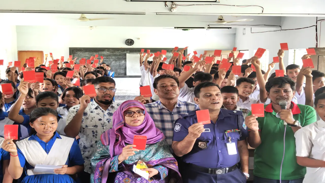 খাগড়াছড়িতে মাদক ও স্মার্টফোন আসক্তিকে না বলে লাল কার্ড দেখাল শিক্ষার্থীরা।
