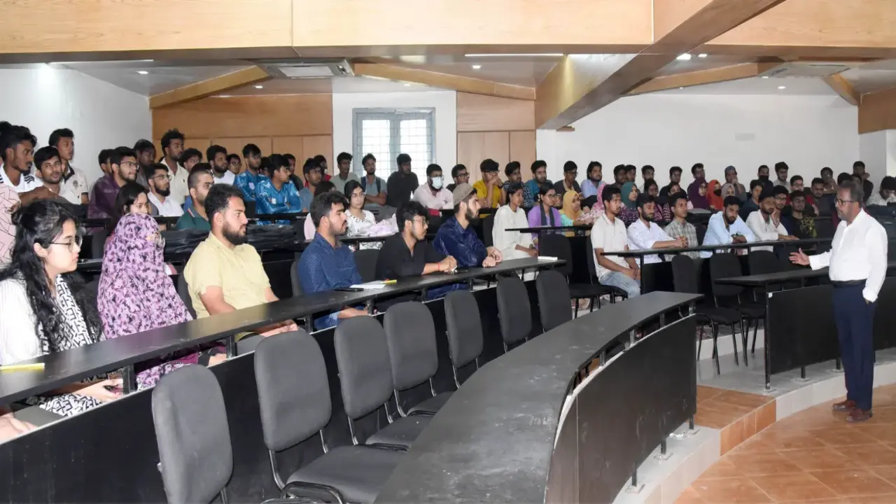 খুবিতে আকস্মিক ক্লাস পরিদর্শনে উপাচার্য    প্রযুক্তিগত দক্ষতা অর্জনে জোর দেওয়ার আহ্বান