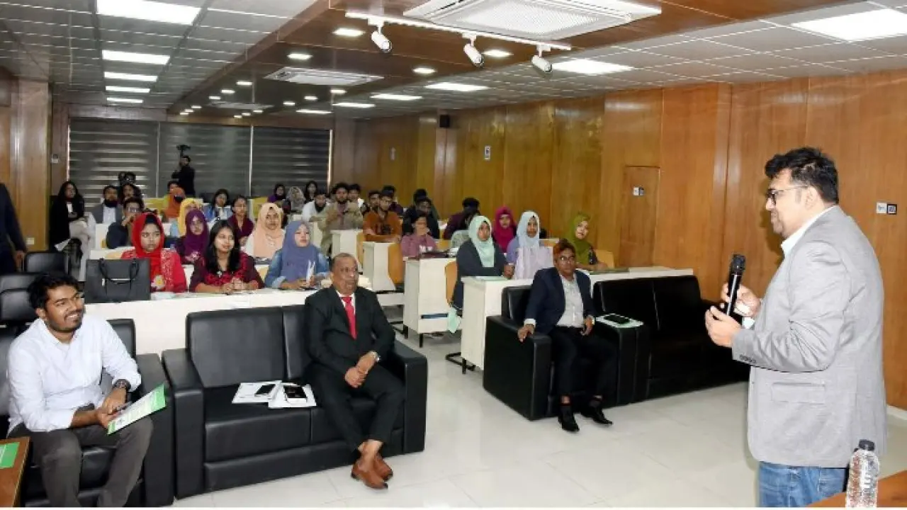 খুলনা বিশ্ববিদ্যালয়ে নাগরিক সচেতনতা ও তথ্য যাচাইয়ের গুরুত্ব নিয়ে দিনব্যাপী কর্মশালা অনুষ্ঠিত