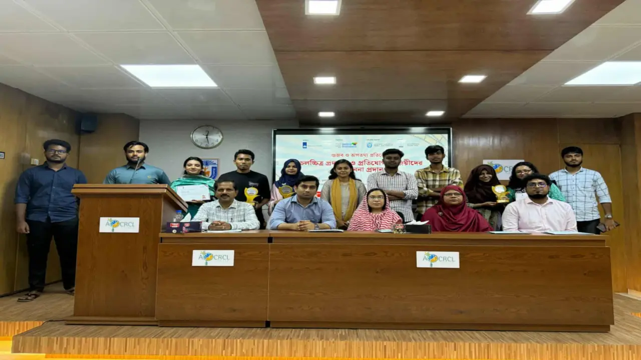 খুলনা বিশ্ববিদ্যালয়ে “ডিজিটাল দুনিয়ায় নারীর সুরক্ষা” বিষয়ক চলচ্চিত্র প্রতিযোগিতার বিজয়ীদের সম্মাননা প্রদান