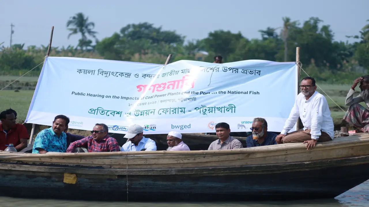 কলাপাড়ার আন্ধারমানিক নদী নৌকায় গণশুনানি