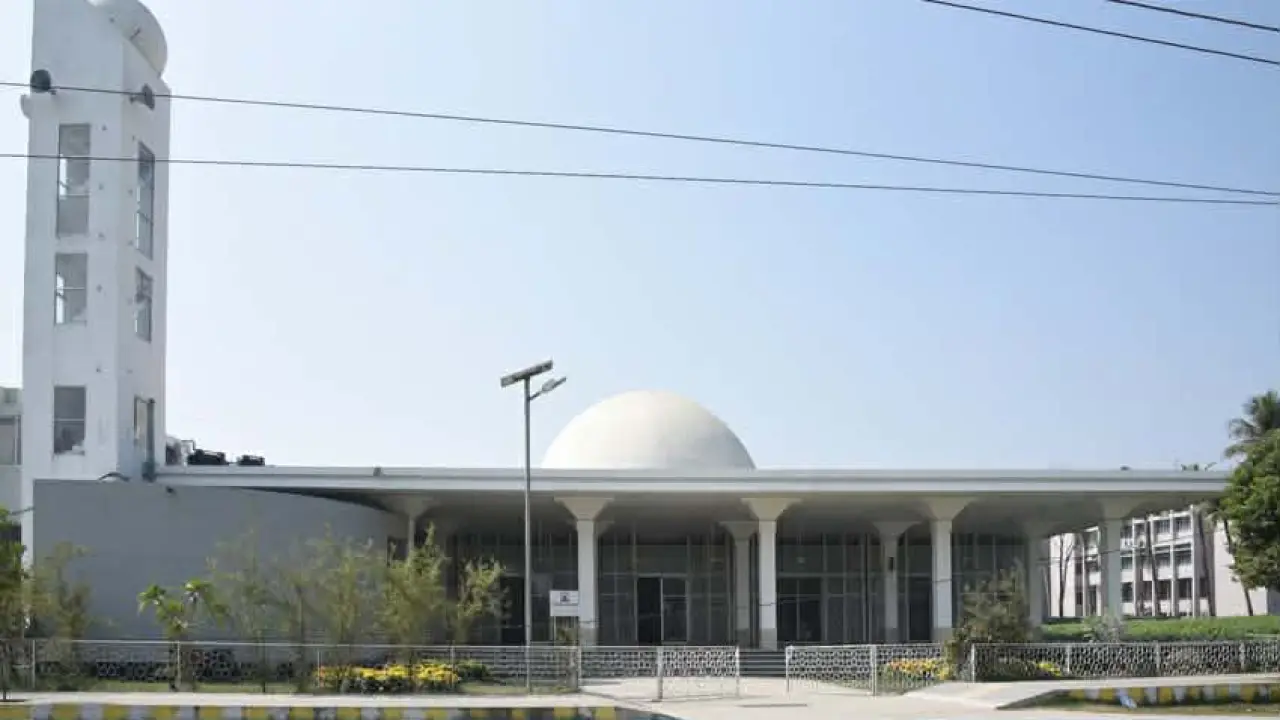 কোলাহলের ক্যাম্পাসে প্রশান্তির প্রতীক: খুবি কেন্দ্রীয় জামে মসজিদ