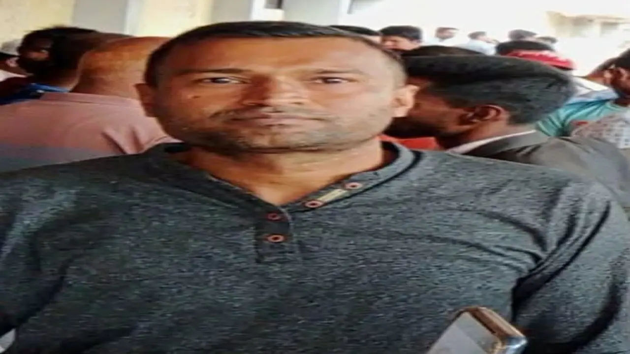 কোস্ট গার্ডের অভিযানে অস্ত্র-বোমা ও গাঁজাসহ  উত্তর দিঘলদীর মেজবা আটক