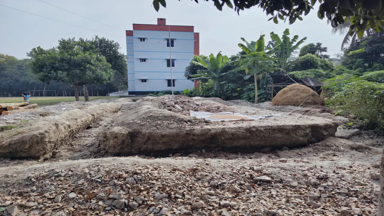 কোটালীপাড়ায় প্রধান শিক্ষকের বিরুদ্ধে বিদ্যালয়ের টিনসেড ঘর বিক্রির অভিযোগ