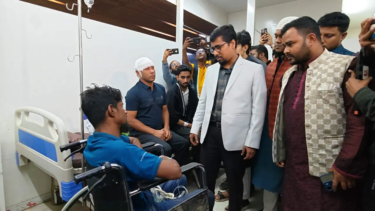 কুমিল্লা'য় নির্বাচনী সহিংসতা'য় আহত কর্মীদের দেখতে হাসপাতালে শিবির সভাপতি