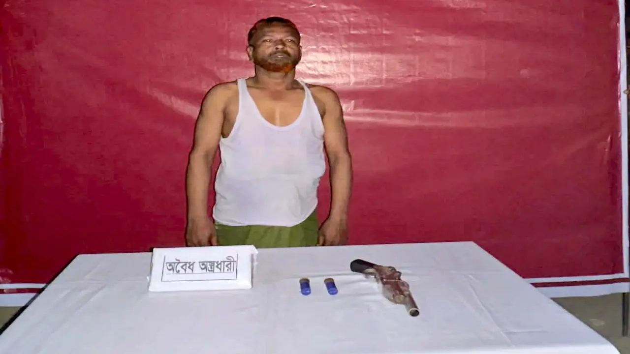 কুমিল্লা'য় সেনাবাহিনীর অভিযানে পিস্তল শাহজাহান আটক