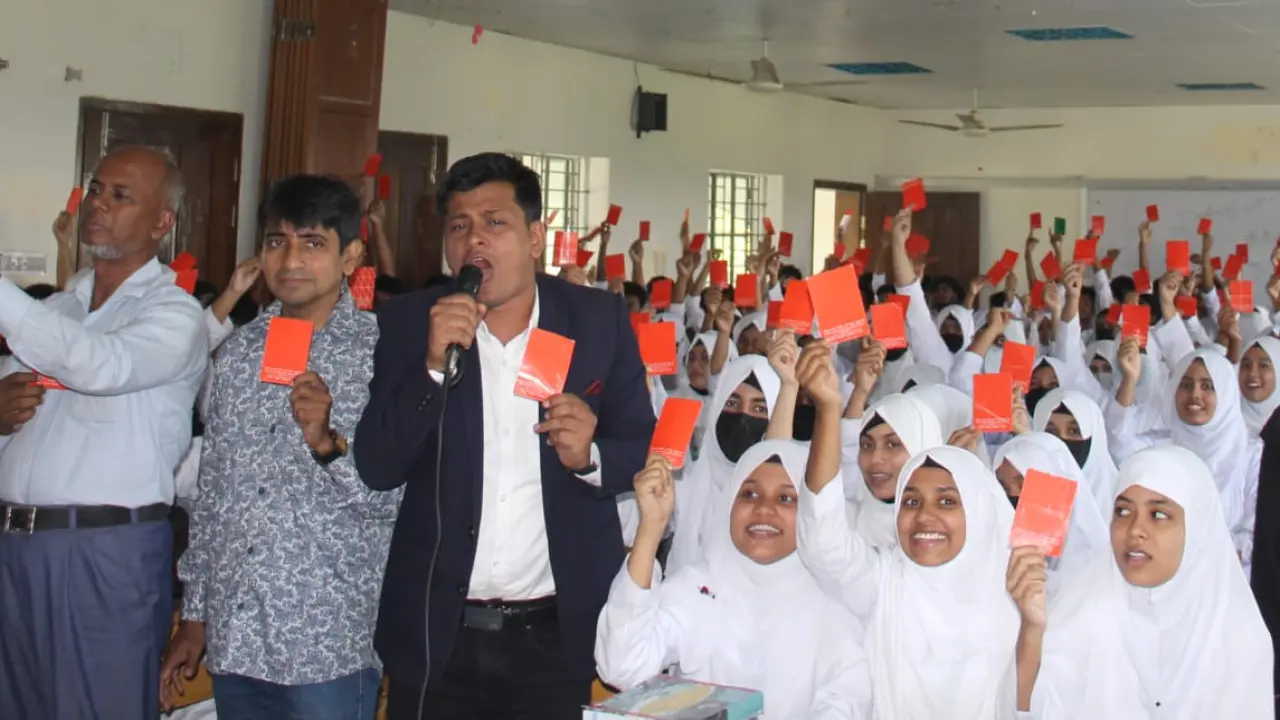 কুমিল্লায় স্মার্ট ফোনে আসক্তি ও আত্মহত্যা রোধে শিক্ষার্থীদের শপথ।