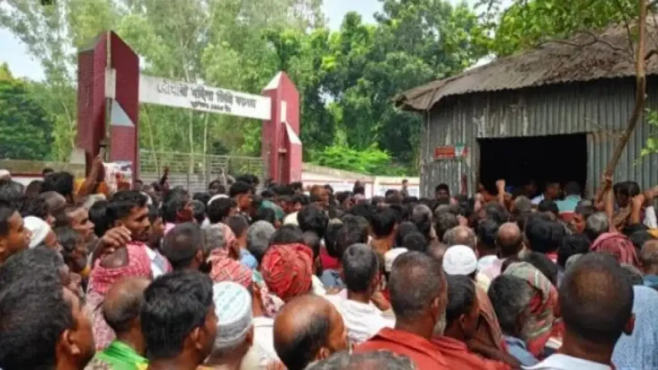 কুড়িগ্রামে সার না পেয়ে ডিলার পয়েন্টে সার লুট করেন কৃষকরা