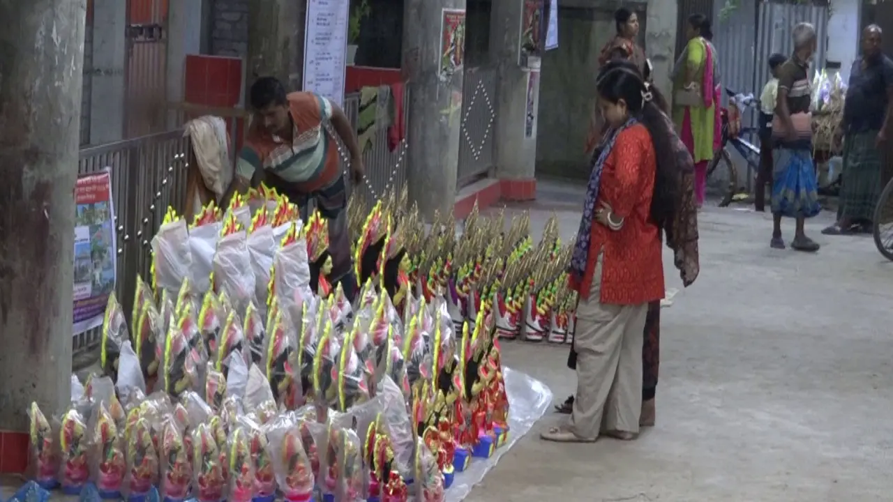 লক্ষ্মী পূজা উপলক্ষে গোপালগঞ্জের বিভিন্ন স্থানে বসেছে প্রতিমার হাট