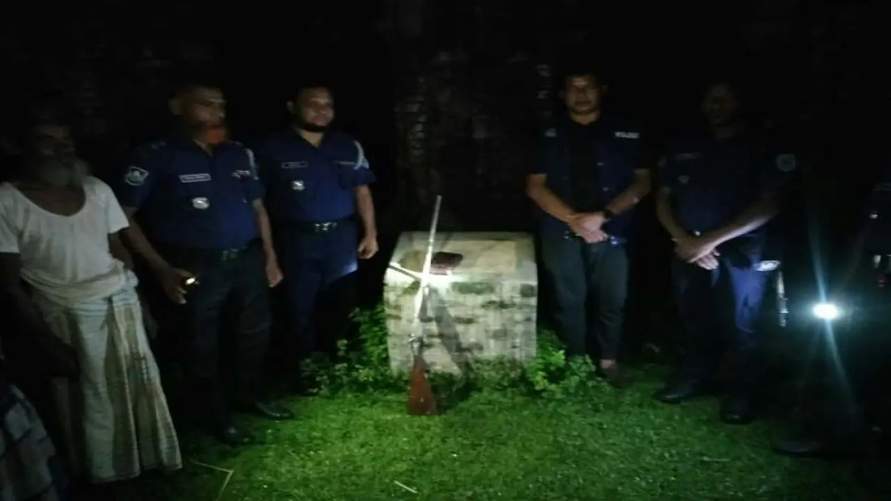 মাদক অভিযানে গিয়ে জমিদার বাড়ী থেকে অস্ত্র ও গুলি উদ্ধর