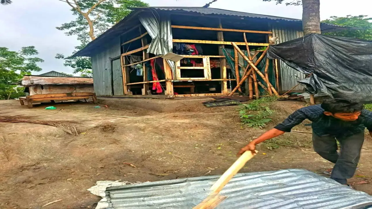 মাদকের টাকা জোগাড় করতে বসতঘরের টিনের বেড়া খুলে বিক্রির চেষ্টা