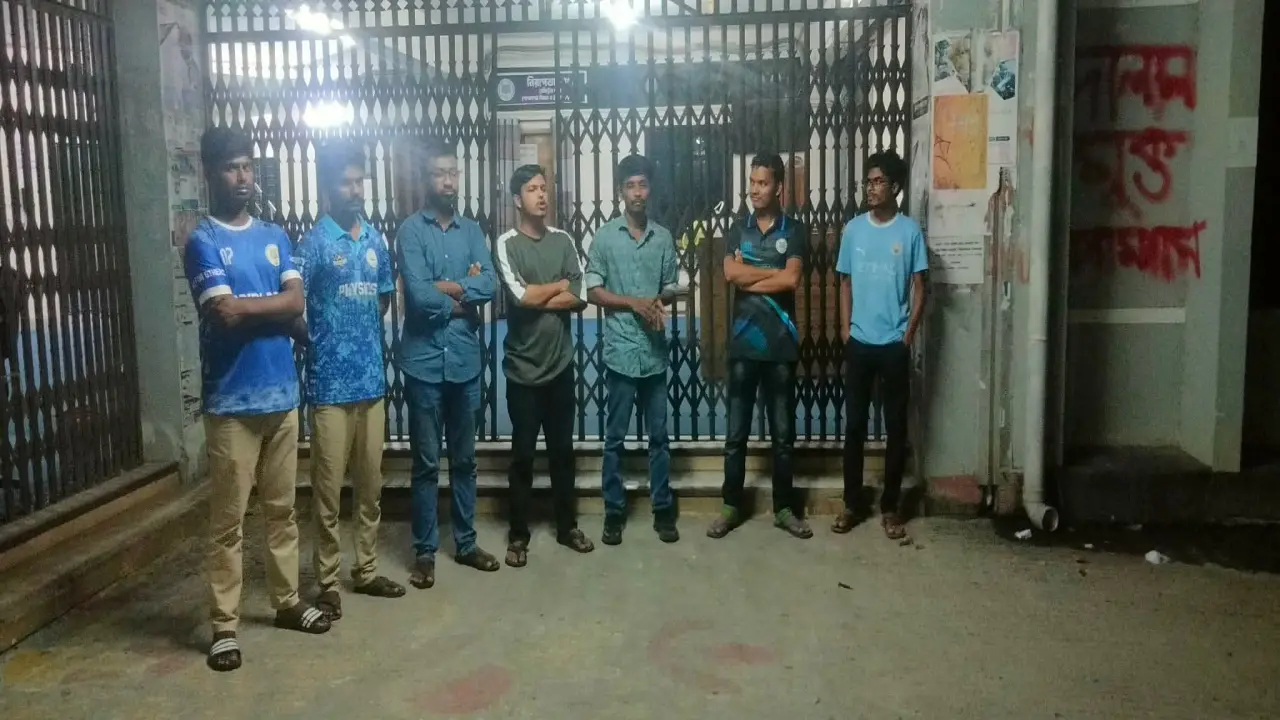 মাঝরাতে ভিসির পদত্যাগ চাইলেন বামপন্থী ৭ শিক্ষার্থী,দিলেন আল্টিমেটাম!