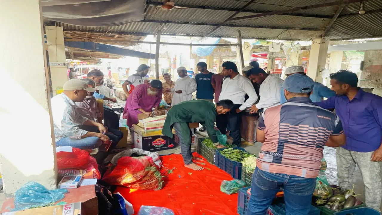 মাননীয় প্রতিমন্ত্রী রাজিব আহসান'র উদ্যোগে নিত্যপ্রয়োজনীয় সামগ্রী বিক্রি।