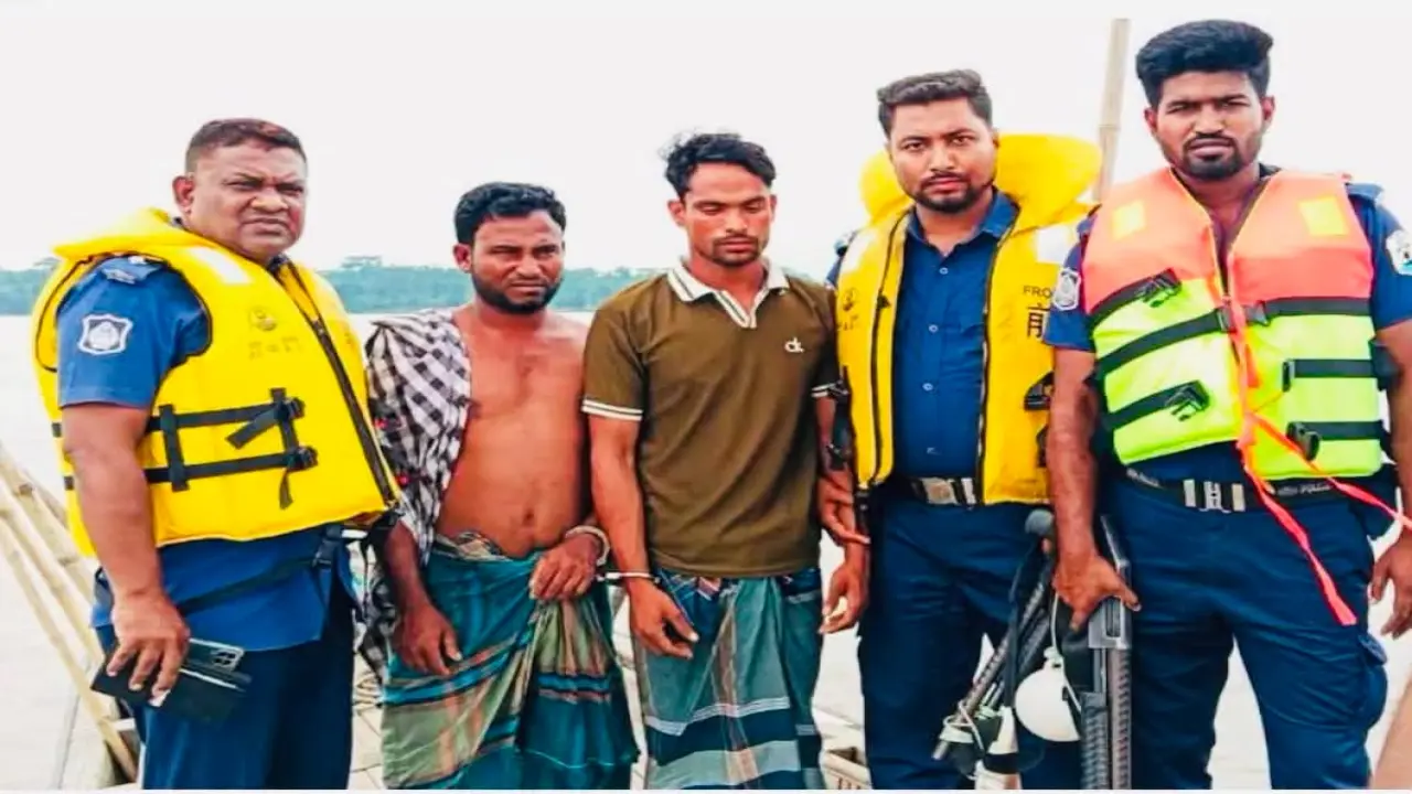 মেহেন্দিগঞ্জ ইলিশা নদীতে বাল্কহেডে চাঁদাবাজি করতে গিয়ে আটক-২