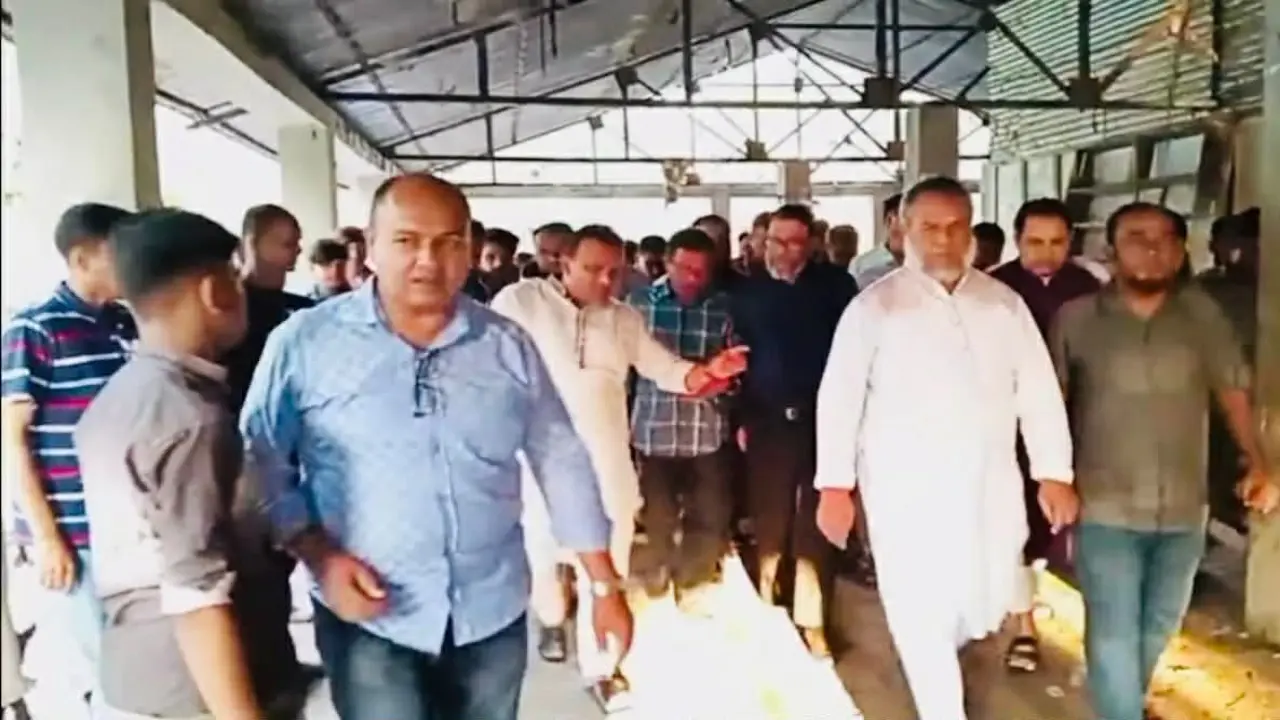 মেহেন্দিগঞ্জ পরিকল্পিত নগর গড়তে পৌরসভার উন্নয়ন কাজ পরিদর্শক করেন প্রতিমন্ত্রী রাজিব আহসান এমপি।