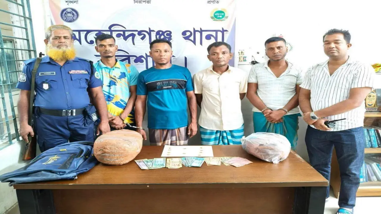 মেহেন্দিগঞ্জে ৫ কেজি গাঁজা ও ৫০ পিচ ইয়াবা সহ চার মাদক ব্যবসায়ীকে আটক করেছে পুলিশ।
