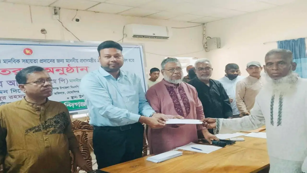 মেহেন্দিগঞ্জে দরিদ্র মানুষের মাঝে প্রধানমন্ত্রীর পক্ষে নগদ টাকা বিতরণ।