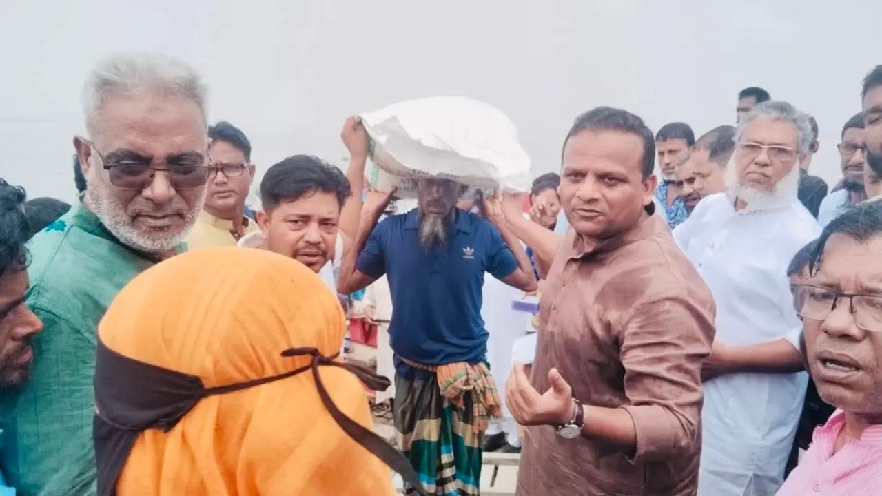 মেহেন্দিগঞ্জে নদী ভাঙ্গন কবলিত মানুষের মাঝে চাউল বিতরণ করেন নৌপরিবহন প্রতিমন্ত্রী রাজিব আহসান এমপি।
