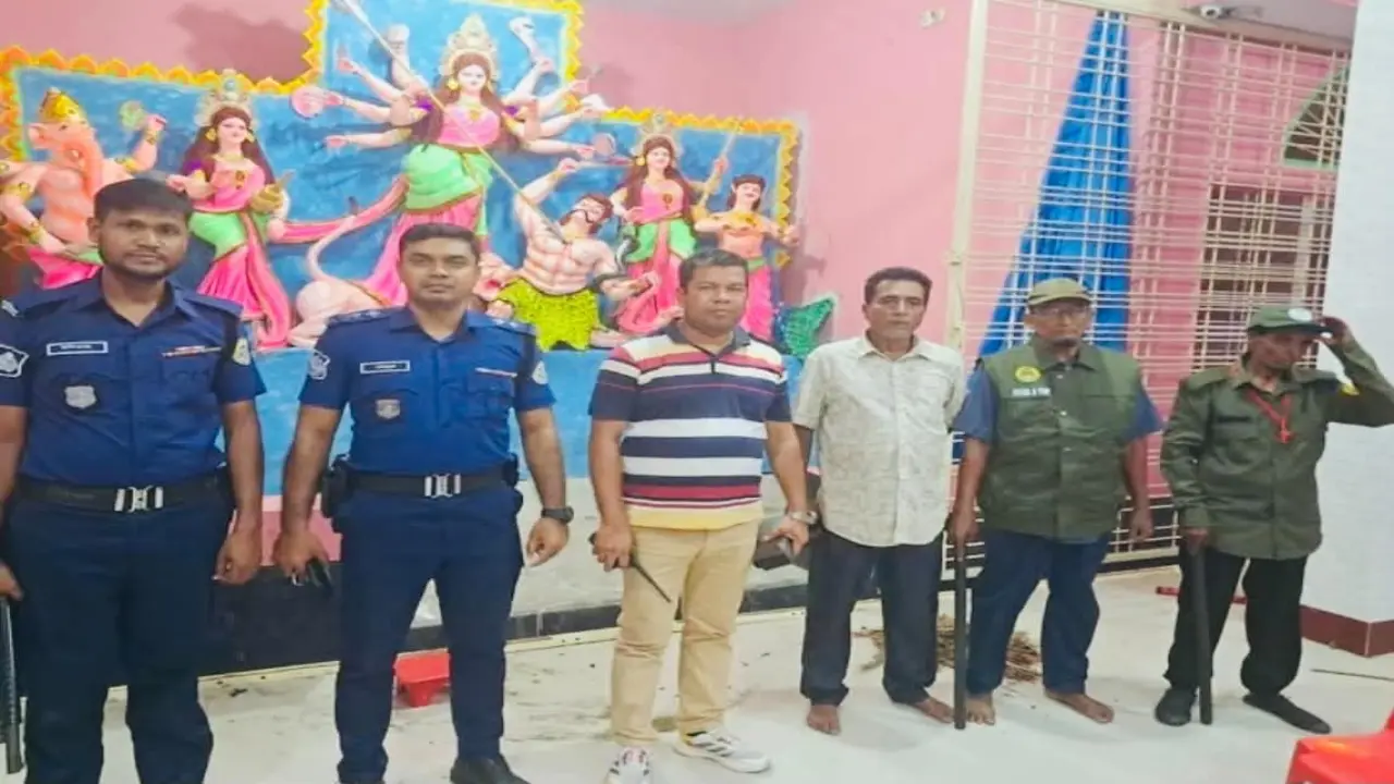 মেহেন্দিগঞ্জে শান্তিপূর্ণ ও নির্বিঘ্নে পূজা নিশ্চিত করতে ওসি মমিন এর বিভিন্ন মন্দির পরিদর্শন।