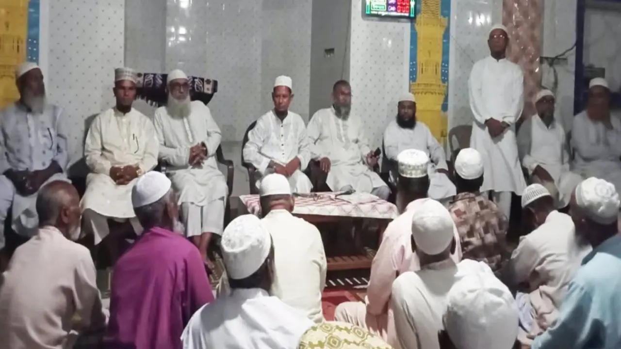 মসজিদ অবমাননা করে মসজিদে চেয়ার-টেবিল বসিয়ে জামায়াতের দলীয় সভা অনুষ্ঠিত