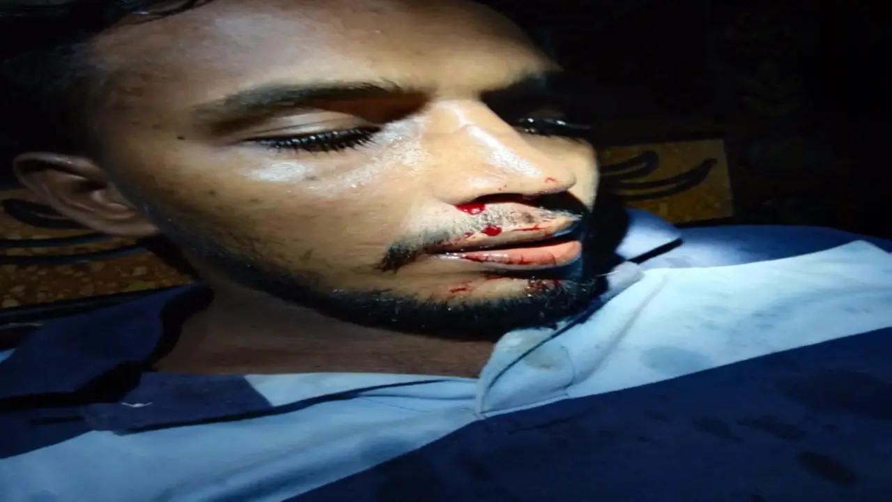মসজিদ থেকে তুলে নিয়ে  ছাত্রলীগ কর্মীকে পেটালো  দুর্বৃত্তরা