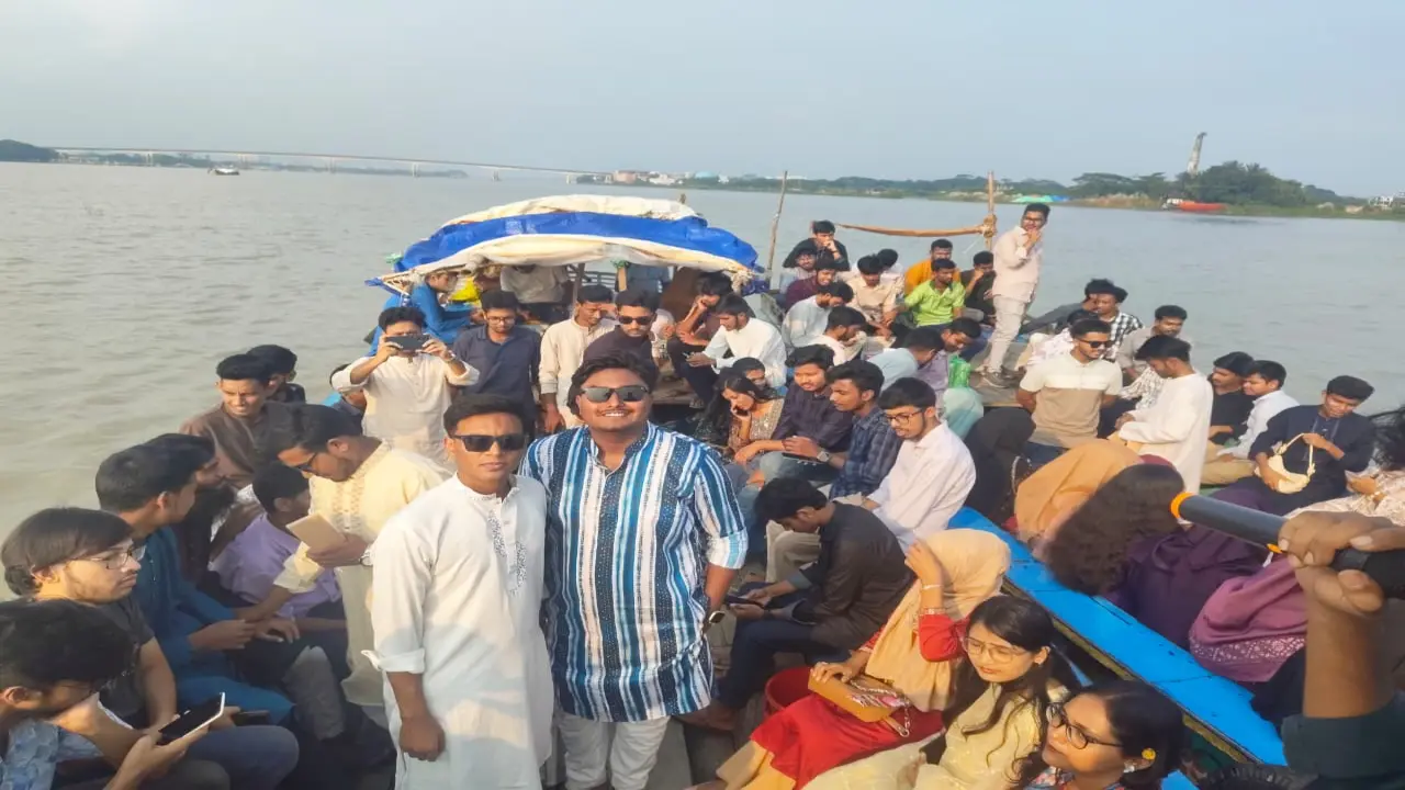 নবীনদের বরণ করে নিতে রাজশাহী বিভাগীয় ছাত্র কল্যাণ সমিতির নৌকা ভ্রমণ