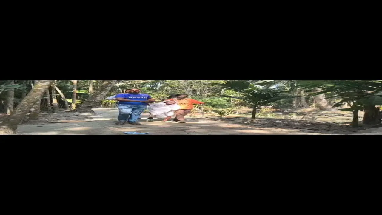 নেছারাবাদে ১০৫ বছরের বৃদ্ধার ভোটদান, হাত ধরে কেন্দ্রে নিলেন রুহুল আমিন