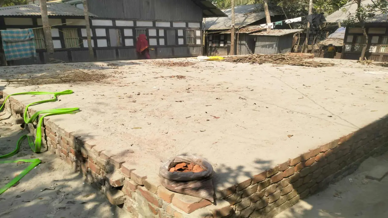 নিন্মমানের সামগ্রী দিয়ে মুক্তিযোদ্ধা  ঘর নির্মাণ করতে না পারায় কাজ  বন্ধ রাখার অভিযোগ
