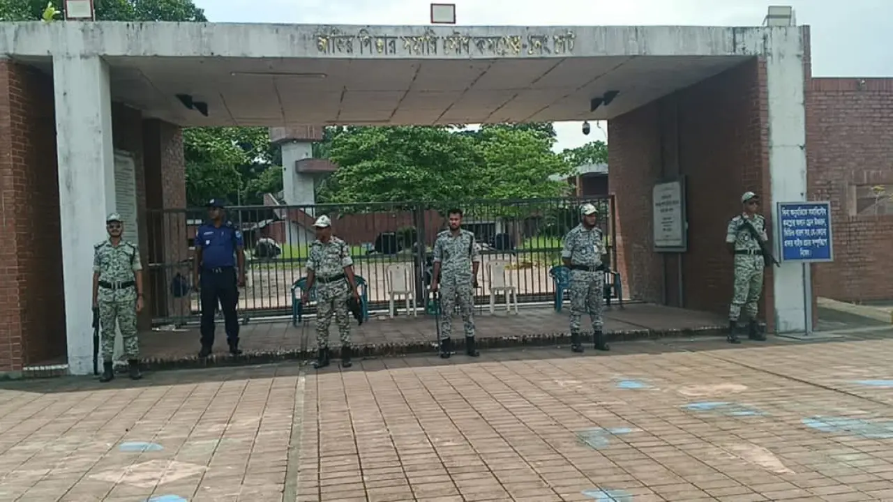 নিরাপত্তার বঙ্গবন্ধুর সমাধিসৌধ এলাকা  টুঙ্গিপাড়া বঙ্গবন্ধুর শাহাদাত বার্ষিকীতে হয়নি কোন আয়োজন