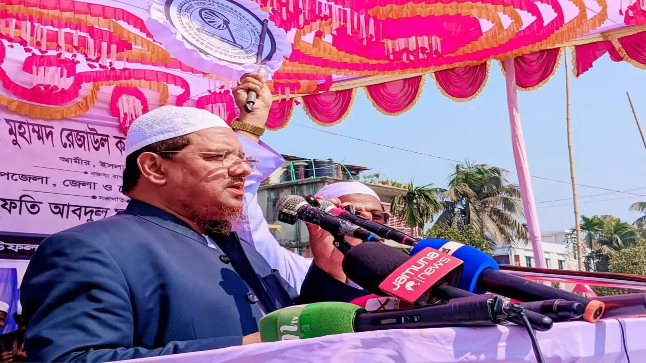 নির্বাচনের আগে সবদল উন্নয়নের ফুলঝুড়ি দেখায় কিন্তু একদল ক্ষমতায় এলে আরেকদল বাড়িতে থাকতে পারে না  -পীর সাহেব চরমোনাই