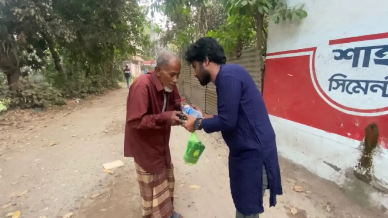 নিষিদ্ধ ঘোষিত ছাত্রলীগের উদ্যোগে গৌরনদীতে অসহায় মানুষের মাঝে ইফতার বিতরণ