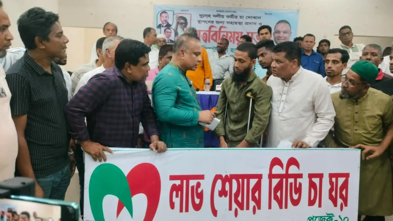 নলছিটিতে দুস্থ দলীয় কর্মীকে চায়ের দোকান স্থাপনে এক লাখ টাকা দিলেন ড. জিয়াউদ্দিন হায়দার স্বপন