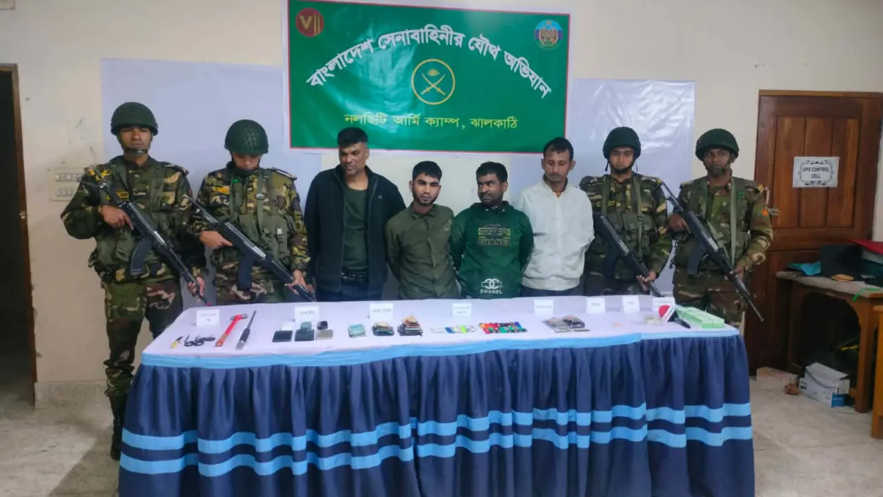 নলছিটিতে যৌথবাহিনীর অভিযানে আটক-৪,মাদক ও নগদ টাকা উদ্ধার