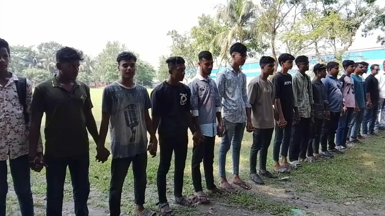 অছাত্র ও ছাত্রলীগের দোসর দিয়ে কমিটি গঠনের প্রতিবাদে শহিদ স্মৃতি কলেজে ছাত্রদলের মানববন্ধন