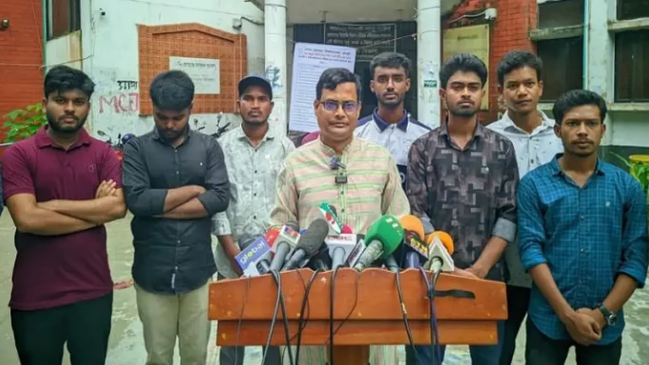 ওসিকে সাসপেন্ড করে দ্রুত বিচারের আওতায় আনার দাবি শিক্ষকের