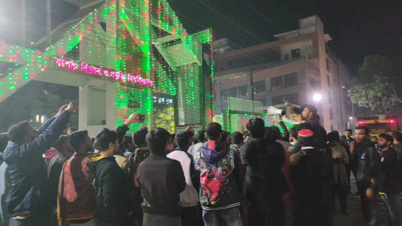 ওসমান হাদিকে পরিকল্পিতভাবে হত্যার প্রতিবাদে বিক্ষোভে উত্তাল যবিপ্রবি