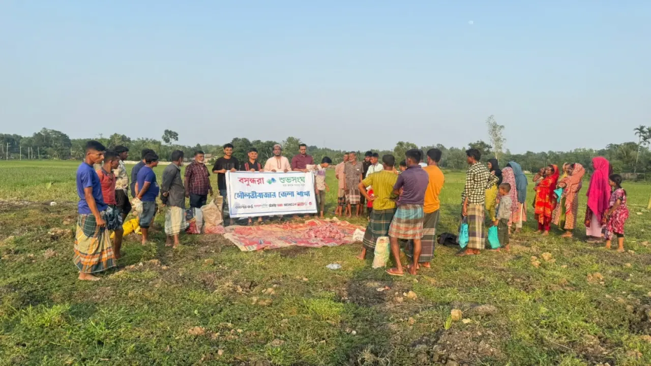 অসচ্ছল মানুষের মুখে হাসি ফোটাতে মাংস বিতরণ করল বসুন্ধরা শুভসংঘ